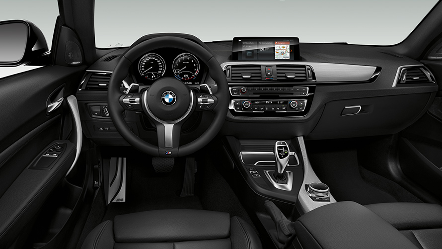 L'intérieur de la BMW M240i : tableau de bord et console centrale. L'intérieur de la BMW M240i : tableau de bord et console centrale.